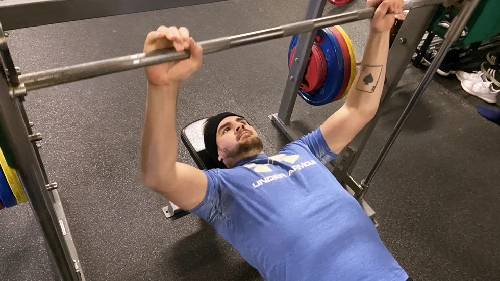 Det har gått drygt tre år efter den svåra hjärnblödningen. Bra veckor kör Erik Skoglund hela tio rehabpass i veckan, oftast på Elixirs gym. Här jobbar han för att försöka få tillbaka explosiviteten.