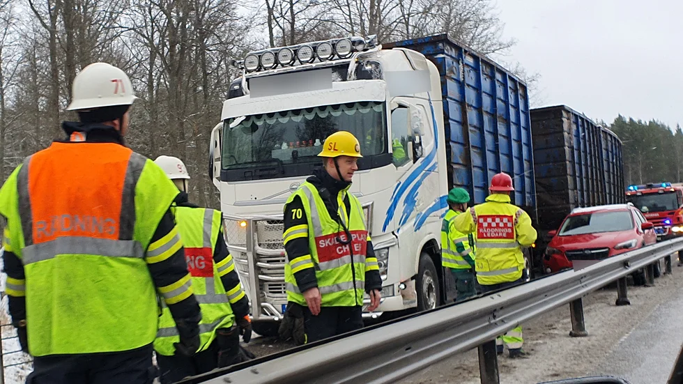 En trafikolycka mellan en lastbil och en personbil inträffade på torsdagen.