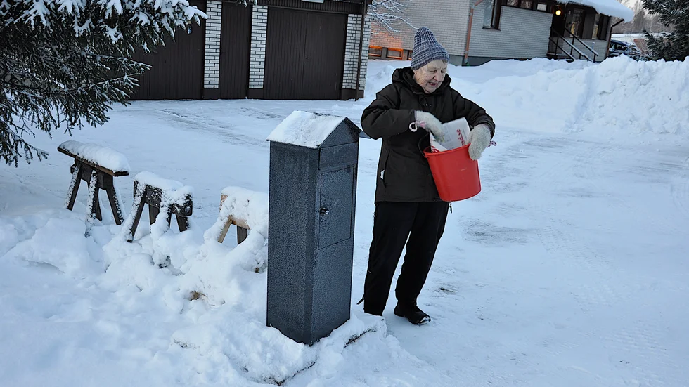 Märta Gustavsson har fått en ny brevlåda av en snäll granne. " Nu slipper jag stoppa ned hinken i hålet där den förra satt", säger 85-åringen.