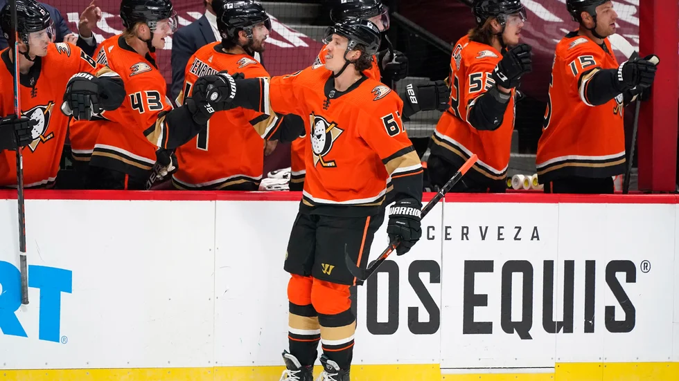 Rickard Rakell firar 1–0-målet mot Colorado.