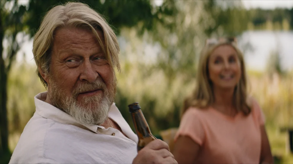 Rolf Lassgård spelar åter polisen Erik Bäckström, numera pensionär, i "Jägarna 2". På bilden syns också Annika Nordin. Pressbild.