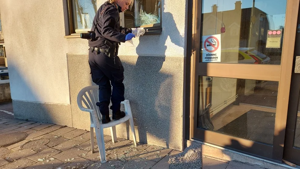 Det var på fredagsmorgonen en förbipasserande upptäckte en krossad ruta på Vimmerby tidnings redaktion.