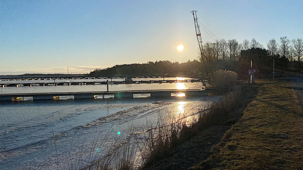 Vi får en solig, men kall dag i länet. Vindarna från helgen har mattats av.