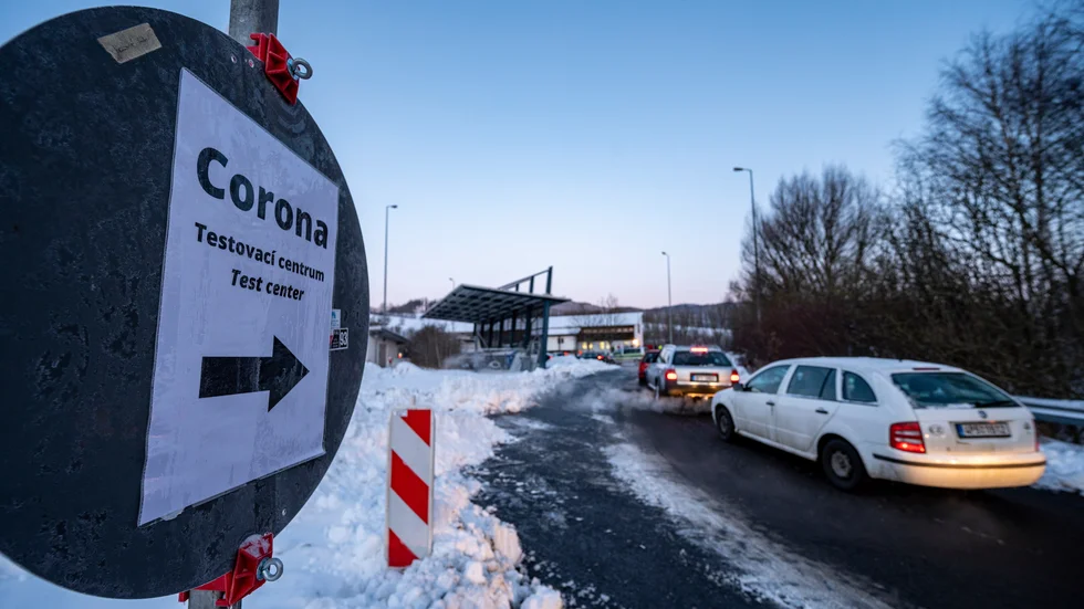 Bilar köar till en provtagningsstation vid gränsen mellan Tjeckien och Tyskland. Arkivbild.