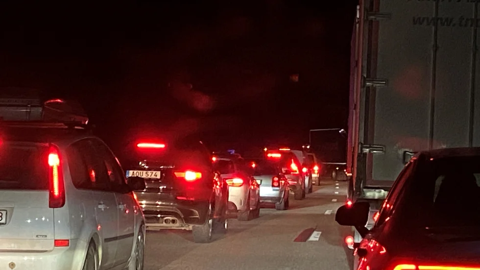 Långa köer uppstod på E 20 den 5 mars, sedan en bilist hamnat på fel sida av vägen och orsakat flera krockar.