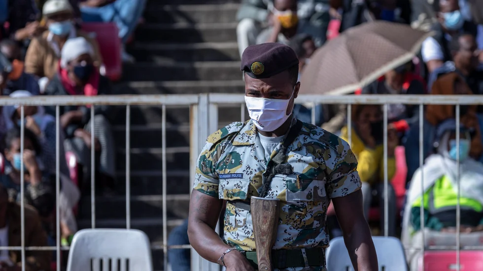 Etiopiska myndigheter har släppt fyra journalister. På bilden en polis i huvudstaden Addis Abeba. Arkivbild.