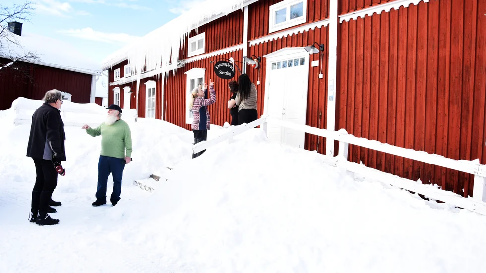 Under sin Sverigevistelse besöker Tom och Teri Wikman från USA flera av de platser där Toms släktband finns. Här vid Kaptensgården i Gammelstads kyrkby som Toms farmor Greta var den sista privatpersonen att äga. Nu är den festvåning. 