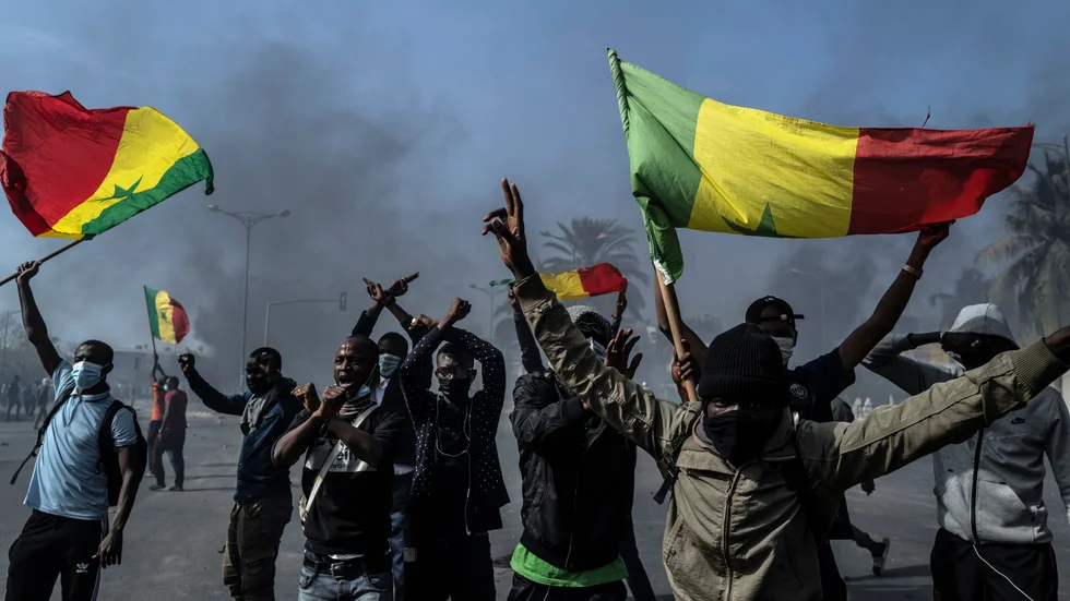 Unga protesterar mot gripandet av Ousmane Sonko i Dakar i fredags.