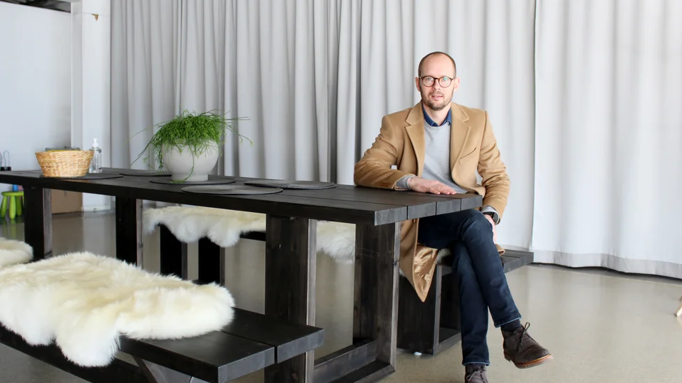 "Vi ska ställa ut och marknadsföra våra fönster, dörrar och utemöbler. Vi kommer även att ha exponering av våra attefallshus och fritidshus på något sätt", berättar Per-Åke Bergh som sitter vid ett exemplar av deras utemöbler. 