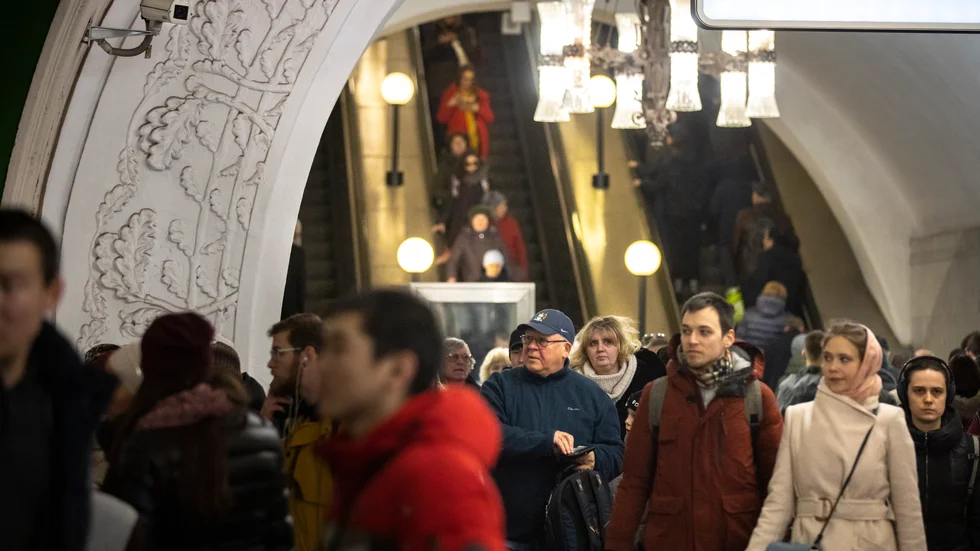 Passagerare i Moskvas tunnelbana filmas av en diskret övervakningskamera. Arkivbild.