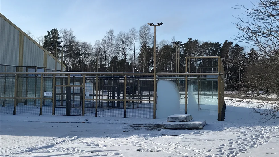 Just nu spelas det inte under den kalla vintern på Motala tennisklubbs två utomhusbanor för padel i Varamon. Banor som invigdes i somras. Nu vill närboende att spel tillfälligt stoppas för att utreda bullernivån från MTK:s padel.
