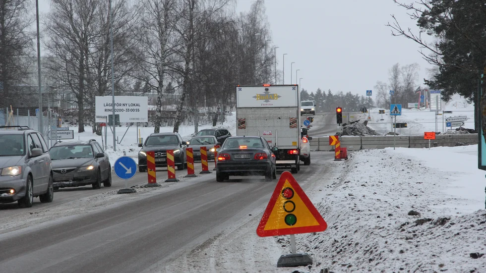 Vägarbetet orsakar köer i högtrafik. Först i december kommer allt vara klart. Bilden är tagen mitt på dagen, i lågtrafik.
