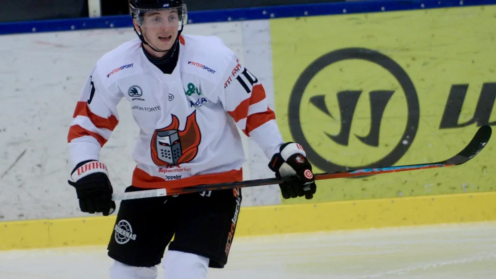 Het när Nyköping tog över serieledningen. John Moberg Forslund gjorde tre mål borta mot Vallentuna efter att bara ha gjort ett tidigare i vårettan. Med en match mer spelad har NSK play in-platsen.