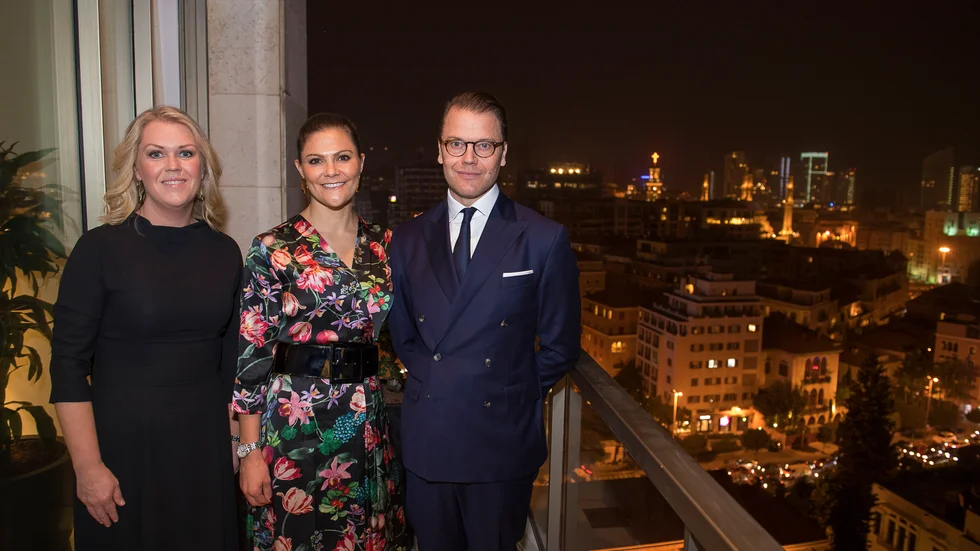 Lena Hallengren (S), kronprinsessan Victoria och prins Daniel vid svenska ambassadörens residens 2018. De har åkt hem, men det är fortfarande nattsvart i Libanon.