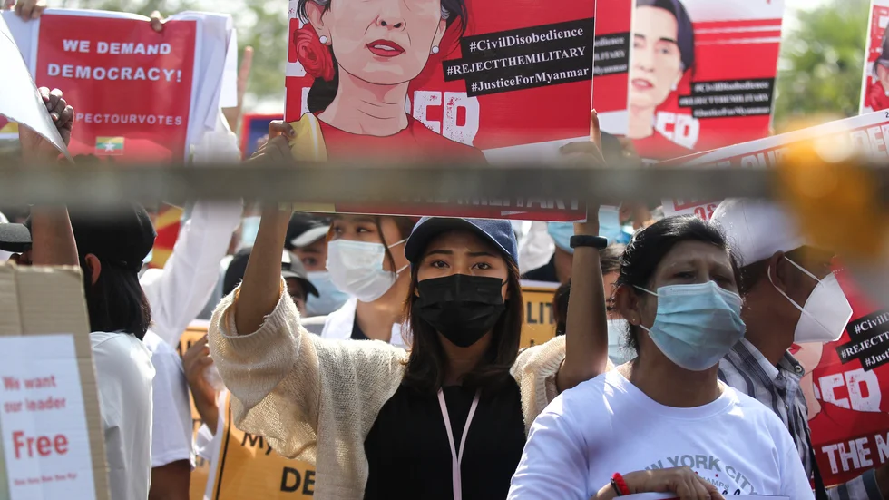 Demonstrationer till stöd för Myanmars civila ledare Aung San Suu Kyi i staden Rangoon.