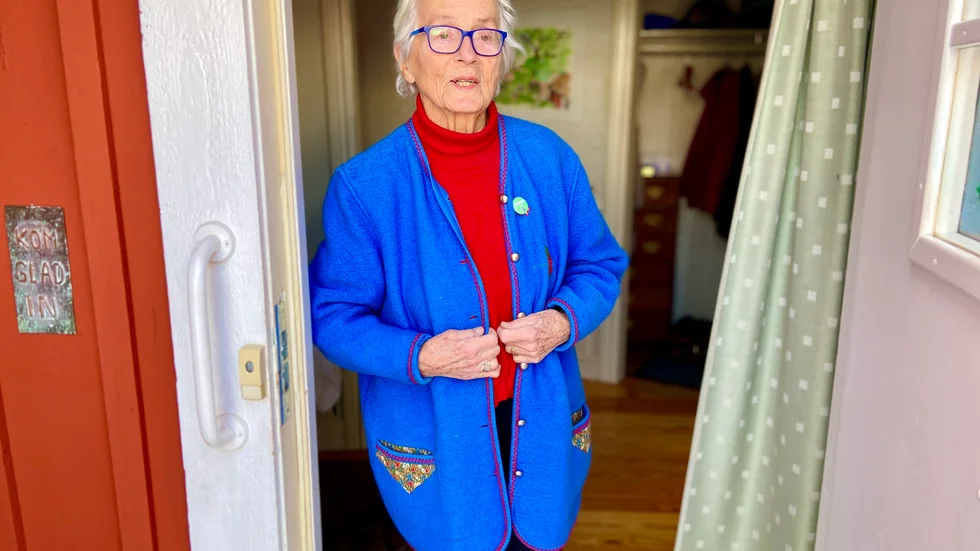 Strängnäsbon Bodil Sterner, 97, är först i landet med att bära knappen. "Jag tycker att det är roligt, en väldigt bra idé. Nu kanske människor törs komma in till mig igen", säger hon. 