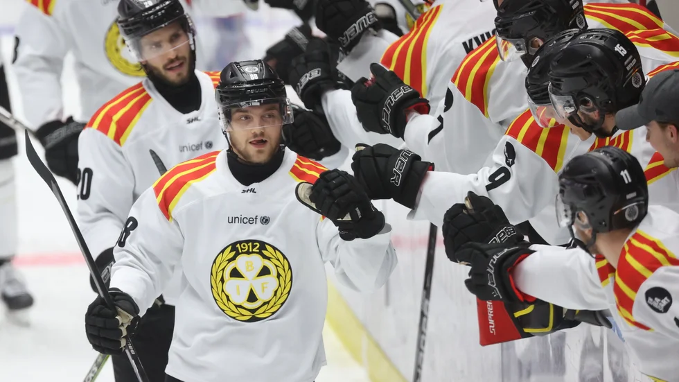 Brynäs Jaedon Descheneau firar sitt 2–1-mål under lördagens SHL-match borta mot Malmö.