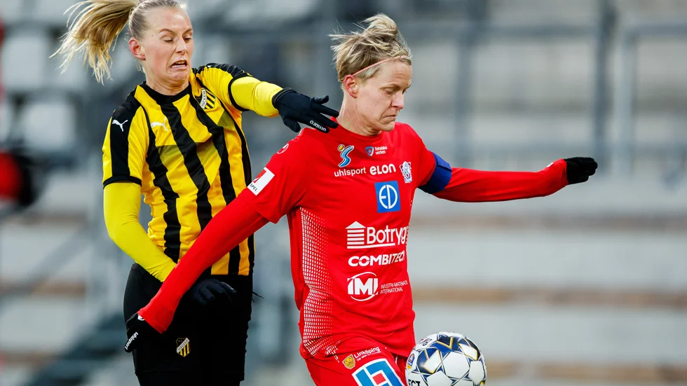Nilla Fischer och Stina Blackstenius i en duell i kylan på Bravida Arena. 