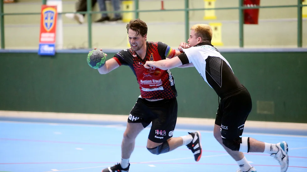 Nästa vecka kan beskedet komma om division 1 i handboll återupptas. Här kämpar sig Gustav Odeheim förbi en Bodenspelare i den enda hemmamatch som spelats i Idrottshuset den här säsongen.