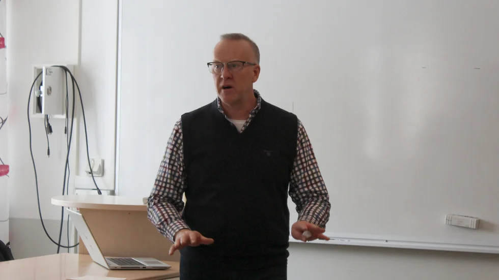 Enligt Anders Eriksson, verksamhetschef, är det för tidigt att säga vad beslutet om att upphöra distansundervisningen den 1 april innebär för Vimmerby gymnasium.