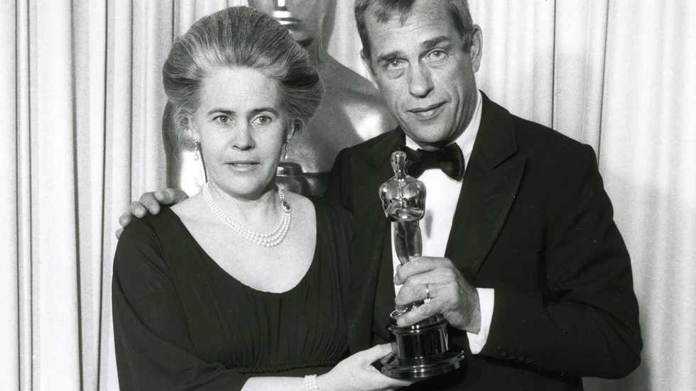 Jörn Donner tillsammans med Ingrid Bergman, Ingmars hustru, och Oscarsstatyetten från 1984.