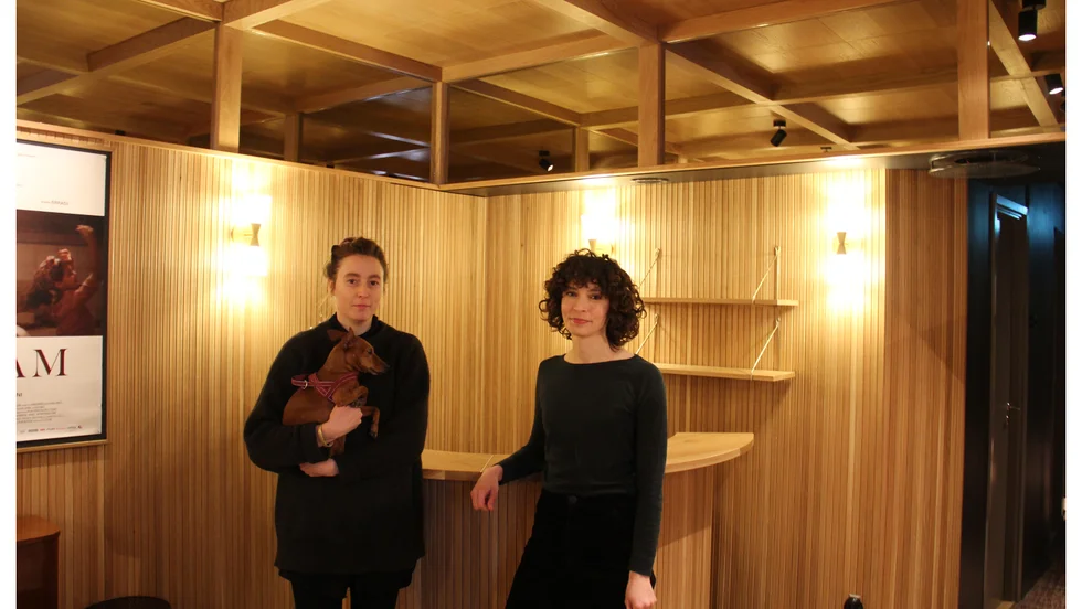 Sofia Lindroth, Karin Magnusson och hunden Elsa i Fyrisbiografens nya foajé. 