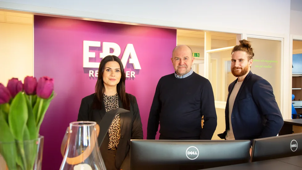 Linn Karlsson, Lennart Olofsson och Joachim Olofsson glädjs över namnbytet och den nya designen för revisionsföretaget.