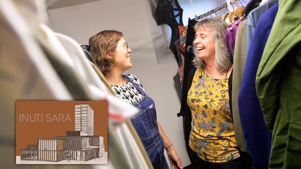 Västerbottensteaterns hus på Nordlandergatan ska tömmas. Nere i källaren ryms rader med kostymer, och kostymmästare Ulrica Forsgren och sömmerska Terese Larsson arbetar med att rensa och flytta plaggen. 