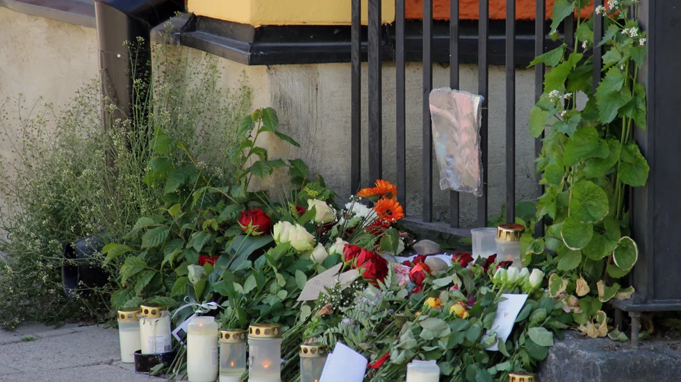 Vid Västra Ågatan, intill Västgöta nation, hittades den svårt skadade mannen. Nu står en 19-åring inför rätta för mord. 