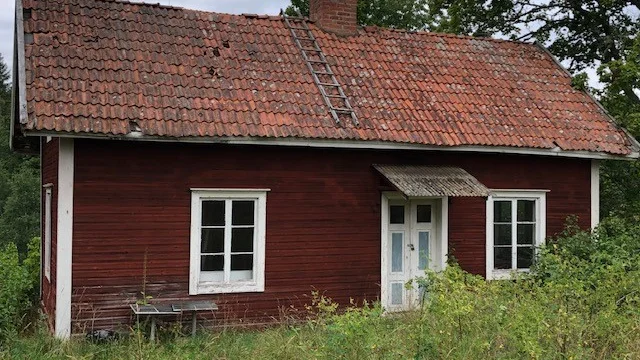 Kommustyrelsens arbetuskott låter bilan falla över det gamla torpet. Det ska rivas, tillsammans med den gamla skjutbanan. Däremot avvaktar man beslut om byggnaderna på Herrstorpet.