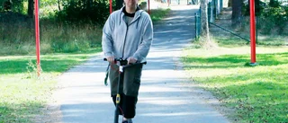 Jonny, 40, kritisk: "För många olagliga elscootrar i trafik"