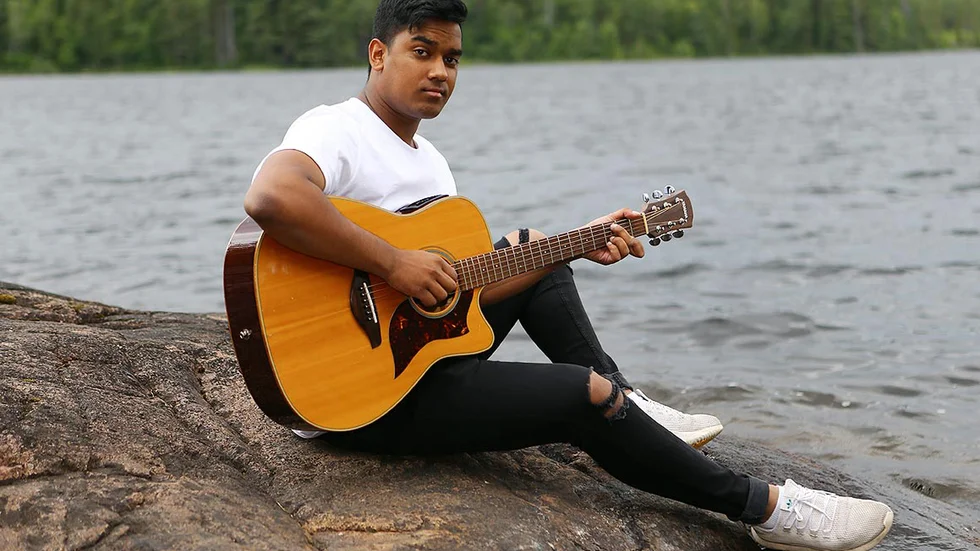 Emanuel Boigs har nyligen släppt sin första musik, singeln Missing You. "Vore det möjligt i en framtid skulle jag gärna leva på musiken", säger den 18-årige Mörlundakillen.