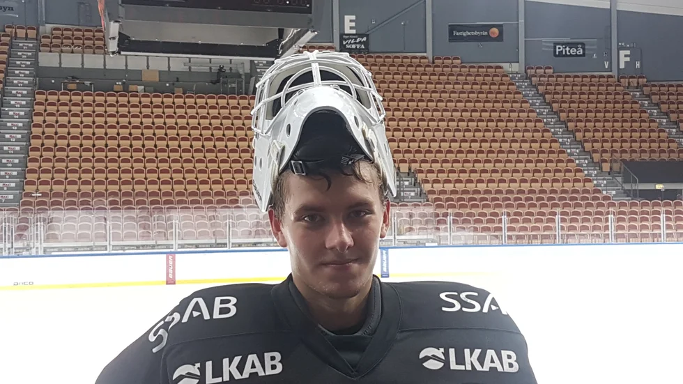 Målvakten Sebastian Andersson som tillhör Luleå Hockeys J20 fick hoppa in och träna med A-laget. 