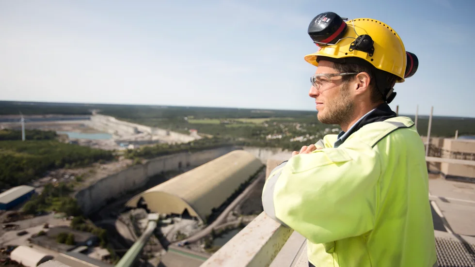 Cementas fabrik i Slite har hittills inte påverkats särskilt mycket av coronapandemin, enligt fabrikschefen Fred Grönwall.
