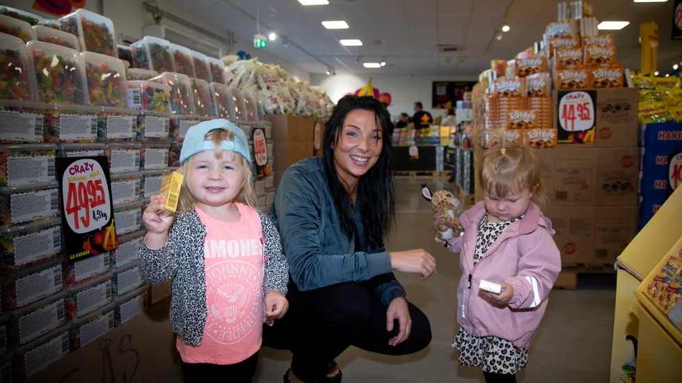 Ella Lundström, två år, här med Hanna Berg och Cleo Edström Berg, ett år, passade på att handla godis. 