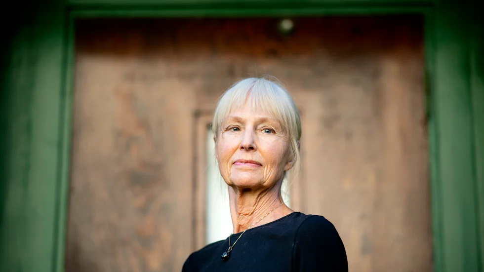 Språket är viktigt för Carola Hansson som gärna skriver långa vindlande meningar. "En lång mening rymmer olika tider samtidigt, bisatser kan röra sig på olika plan" säger hon.