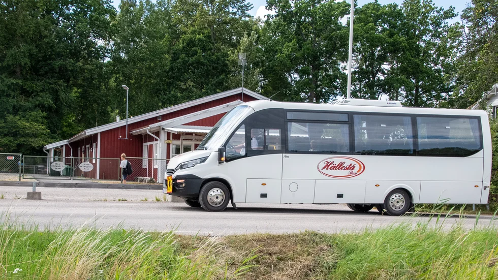 Skolbarn borde inte behöva åka med den vanliga kollektivtrafiken.