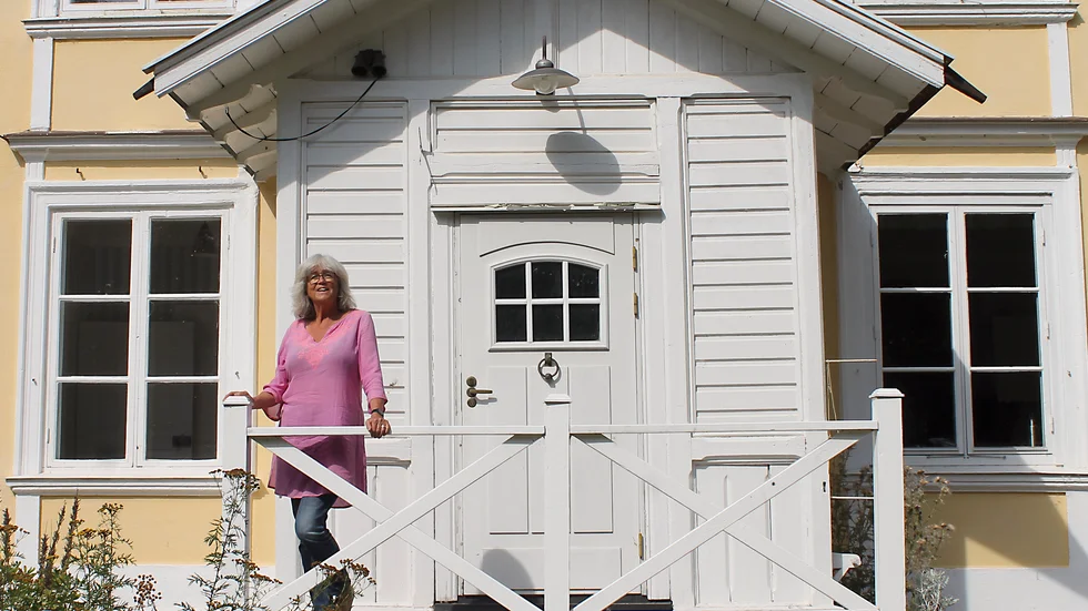 Tjia Torpe, ordförande för Insamlingsstiftelsen Fogelstad, utanför huset som nu renoveras.