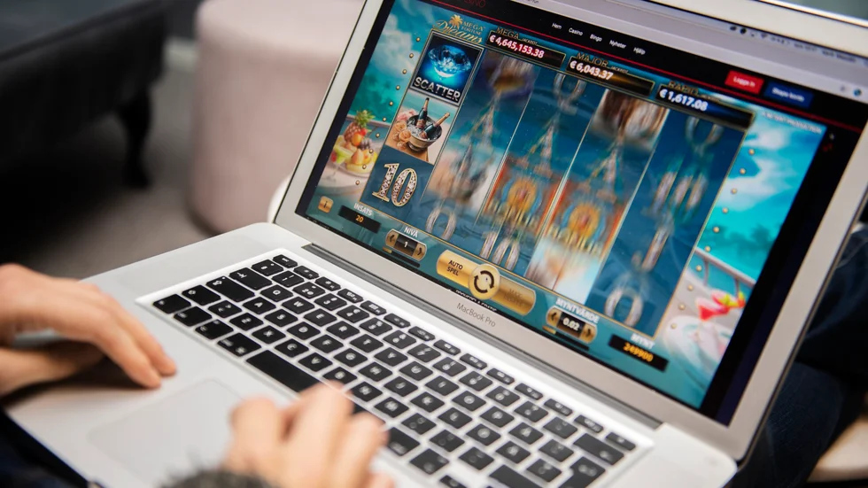 Reklam för onlinespel kan förbjudas under dagtid. Arkivbild.
