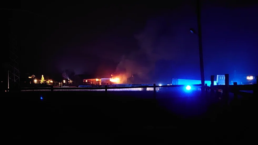 Vid Ärja utanför Åkers styckebruk fattade en lastbil eld under lördagsnatten.
