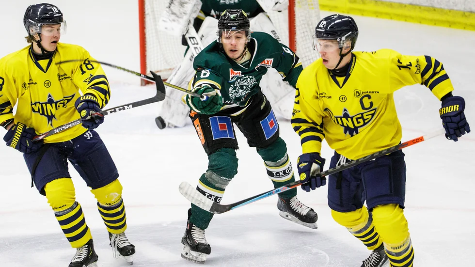 Martin Jonsson i kamp om pucken mot Jesper Andersson och Pontus Andersson i Arlanda Wings. 