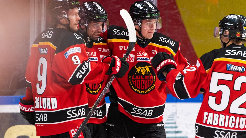 Niklas Olausson gratuleras efter sitt 1–0-mål.