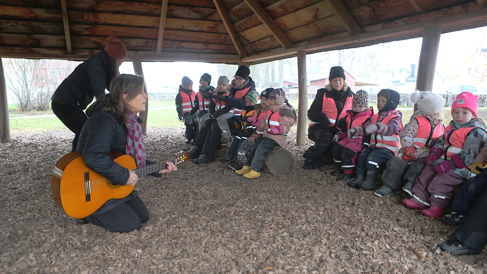 Tre- och fyraåringarna på avdelningen Ängshumlan på förskolan Humlan samlade för att sjunga under onsdagens Kulturstund. Till vänster pedagogerna Maria Wessman Klintberg (med gitarr) och Camilla Båge.