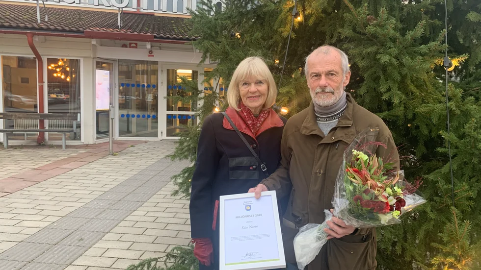 Klas Norin och hustrun Kerstin Söderbergs vård av hagmarken norr om Märsta gör att växter som mandelblom, kattfot och viol lever vidare, liksom trädlärka, gök och enkelbeckasin. 