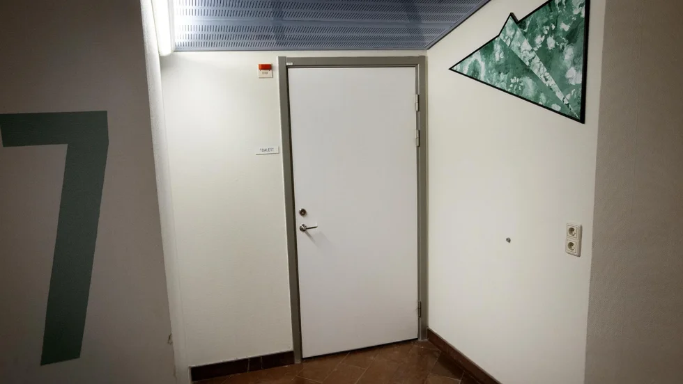 Här är toaletten på våning 7 på Norrlands universitetssjukhus där kvinnan låg hjälplös i nästan två dygn.
