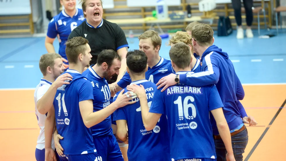 Förlösande segerglädje direkt efter match. Sällan blir en 3–0-seger så spännande som när Vingåkers VK besegrade Uppsala på lördagseftermiddagen. Ta bara andra setet, som slutade 32–30...