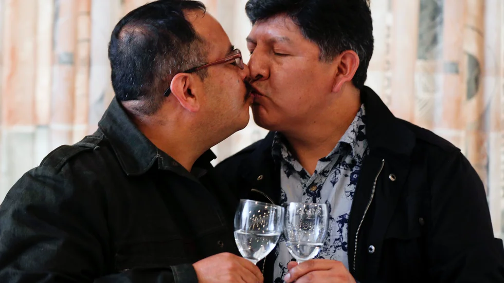 Guido Montano och hans David Aruquipa firar att de nu kunnat ingå partnerskap i Bolivia.