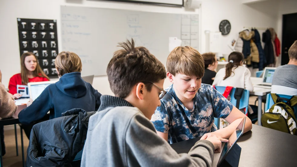 Även i skolan har man vräkt skärmar över eleverna, trots att forskningen visar att barn lär sig bäst med analoga verktyg, skriver Andreas Westöö (L), regionråd.