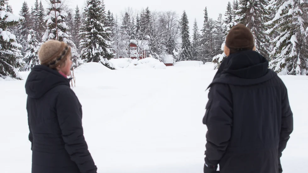 Gunilla och Ulf Olofsson är oroliga över planerna på ett hotell i Renviken. "I förlängningen är vi oroliga att det kommer att påverka vattnet i Storavan", säger Ulf Olofsson.