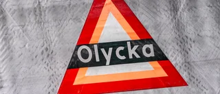 Lastbil tappade släp – två i buss skadade